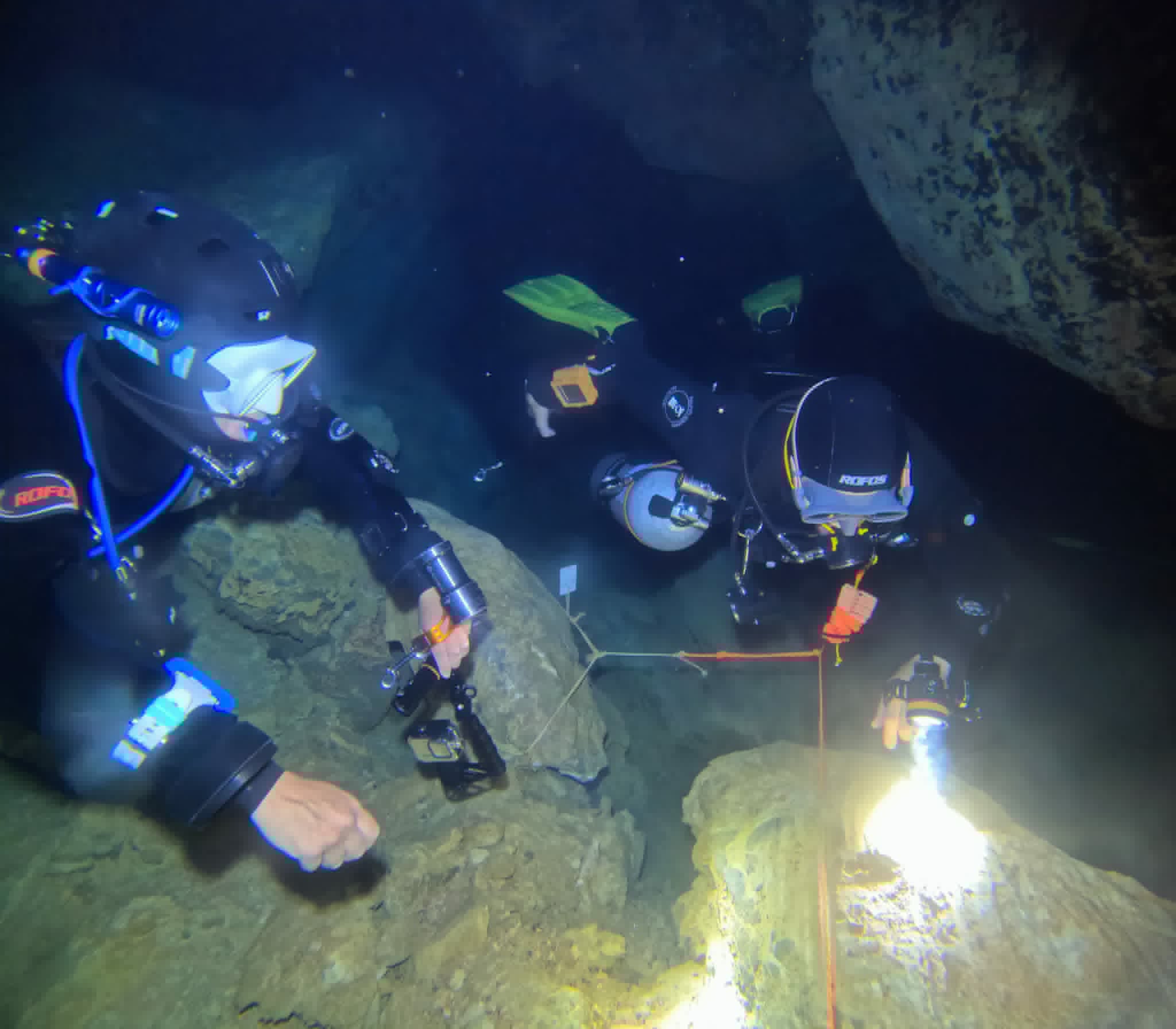 Technical divers running line